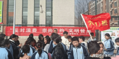 针对学生正在校园周边流动食物摊点采办小吃的